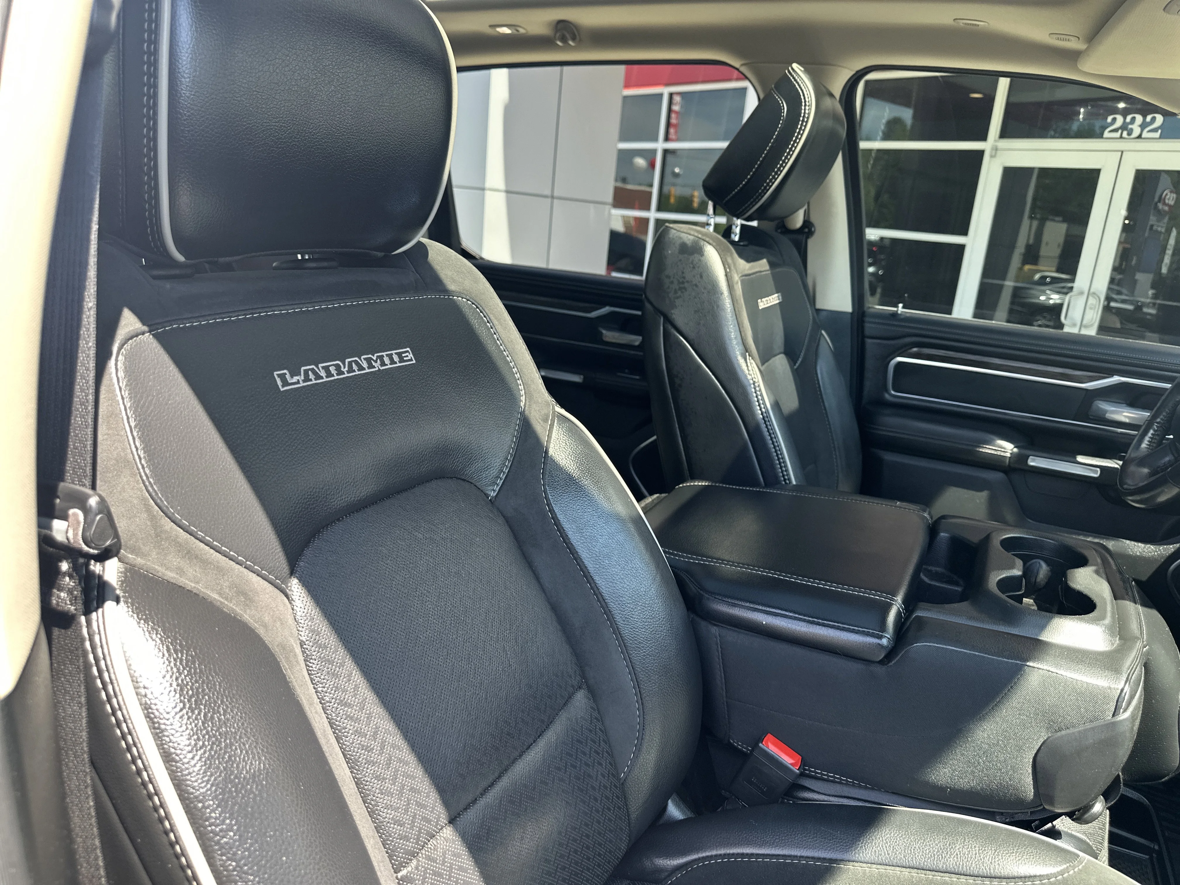 Used 2020 Diamond Black Crystal Pearlcoat Ram Laramie image 38