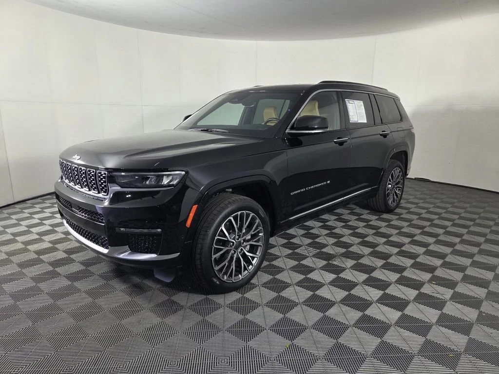 Used 2025 Diamond Black Crystal Pearlcoat Jeep Summit Reserve image 4