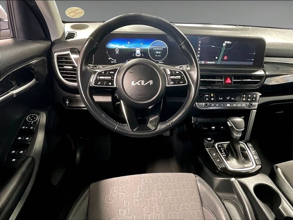 Used 2024 White Kia X-Line image 17