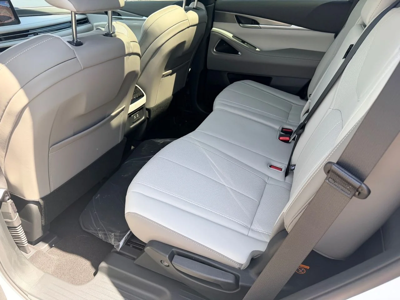 New 2027 RADIANT WHITE INFINITI Luxe FWD image 13