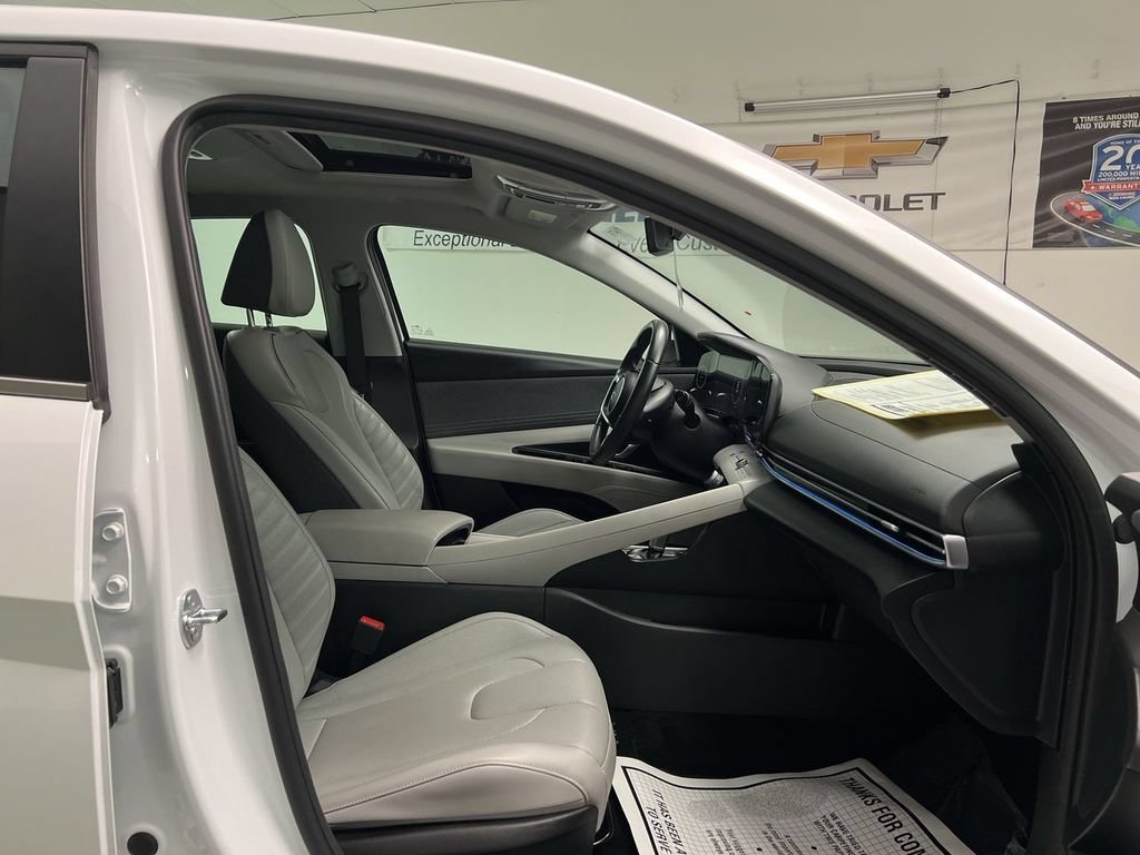 2025 Hyundai Elantra Limited - Photo 25