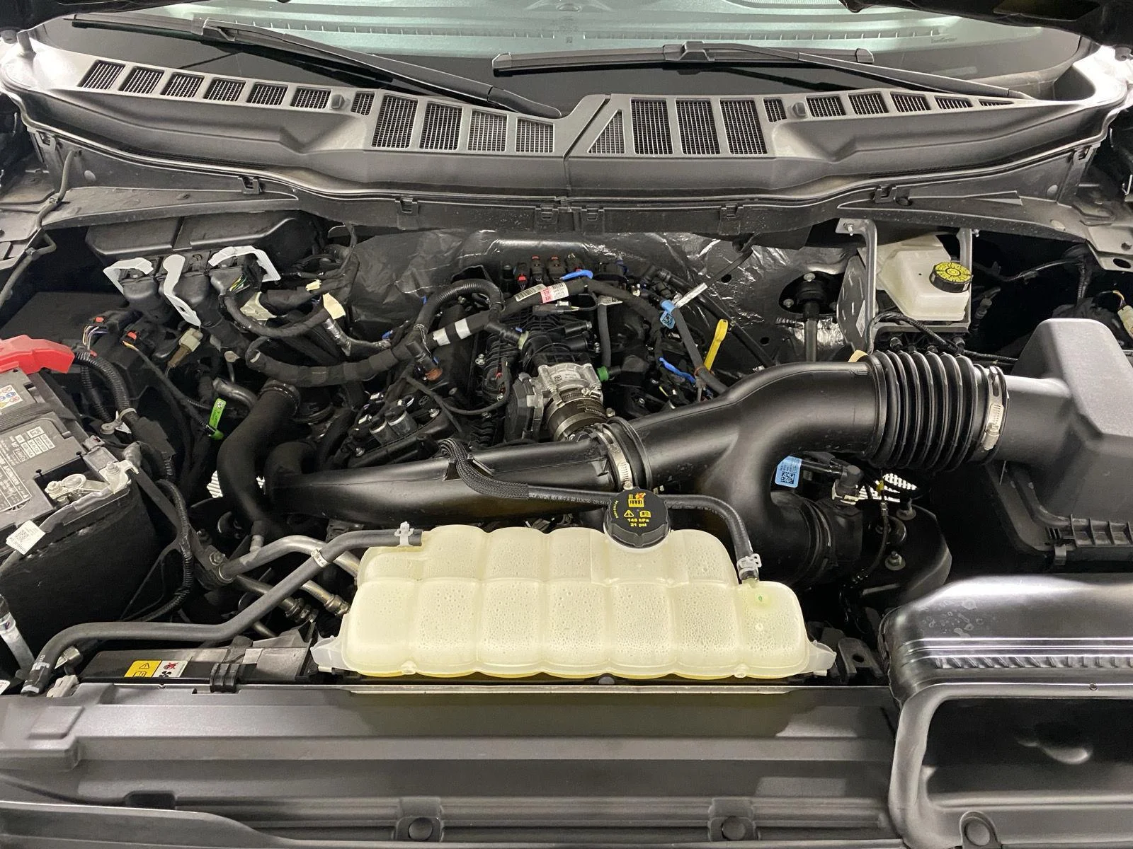New 2026 Carbonized Gray Metallic Ford XLT image 25