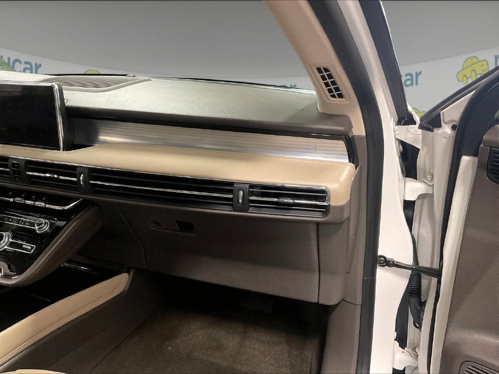 Used 2020 White Lincoln Standard image 13