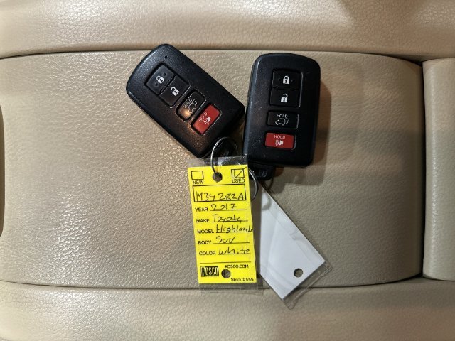 Used 2017 White Toyota XLE image 33