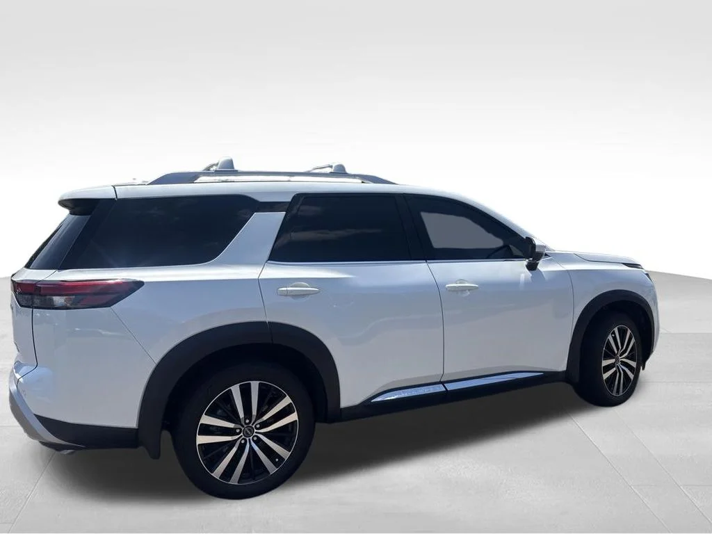 Used 2025 White Nissan Platinum image 9