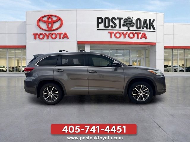 Used 2018 Gray Toyota XLE image 10