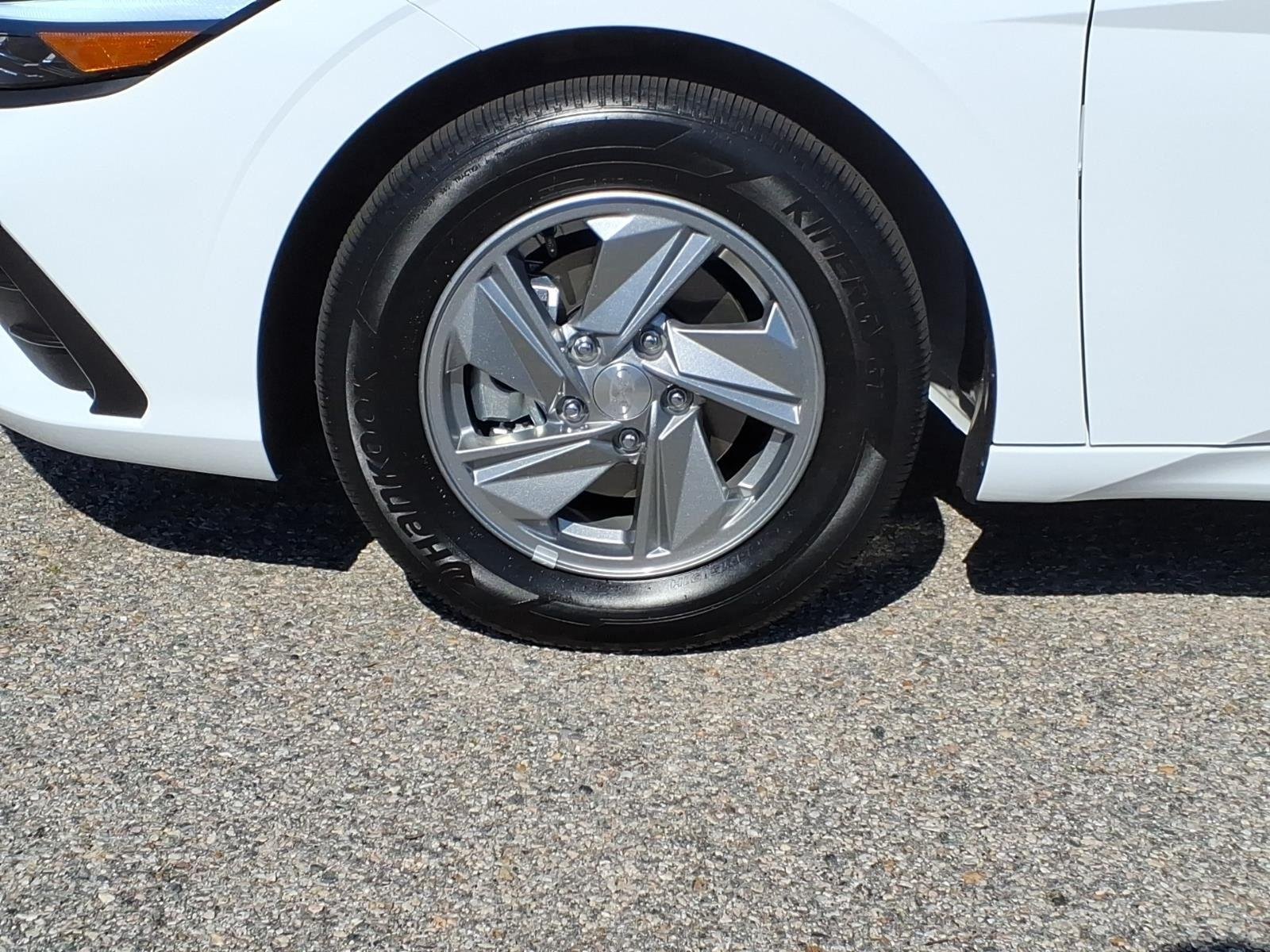 New 2026 WHITE HYUNDAI SE image 10