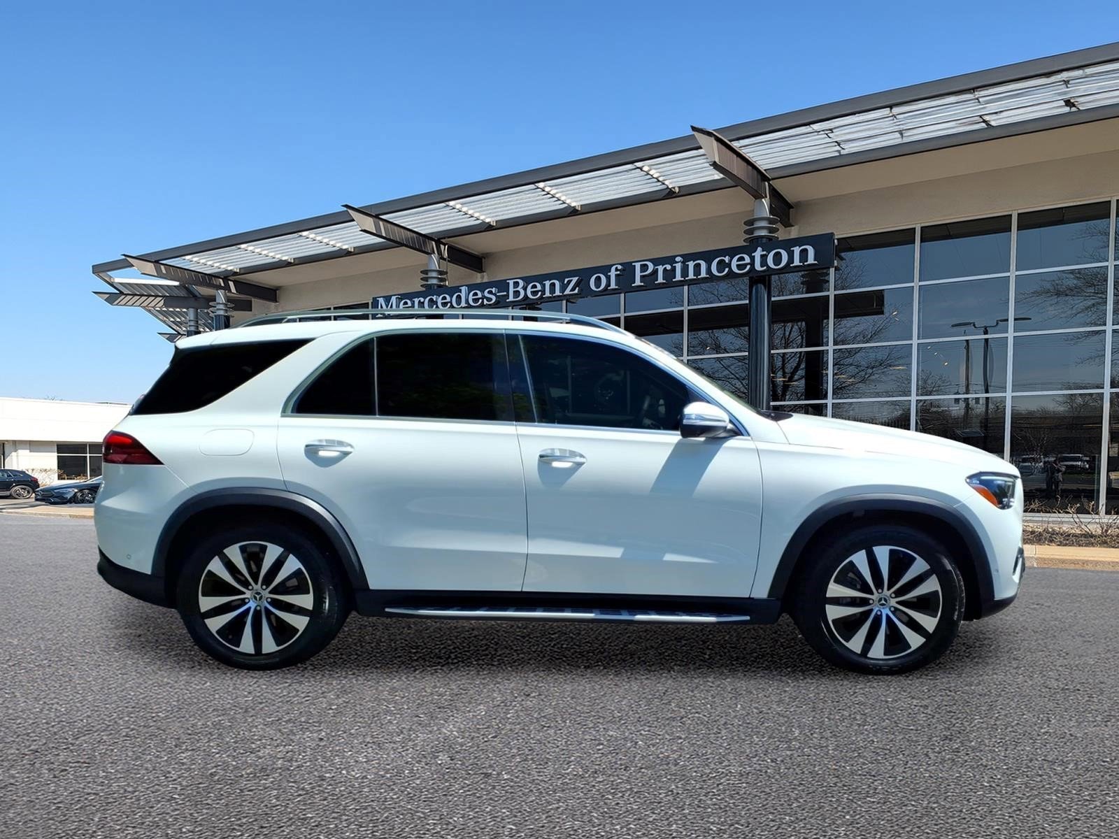 Certified Used 2025 Polar White Mercedes-Benz GLE 450 4MATIC® SUV image 2