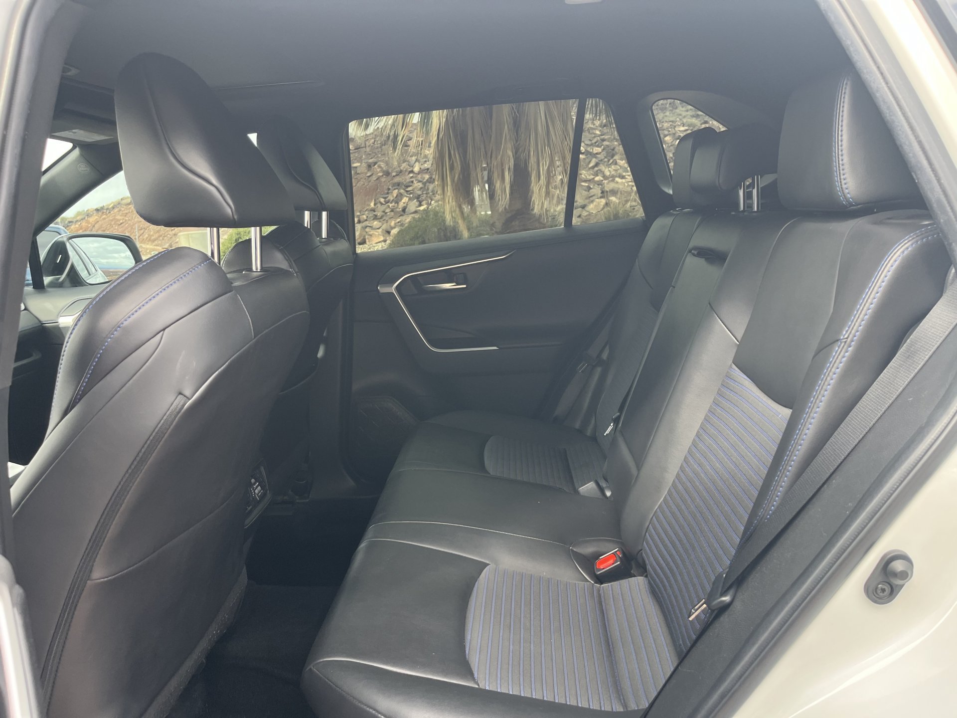 Used 2018 Pearl White Nissan Platinum image 2
