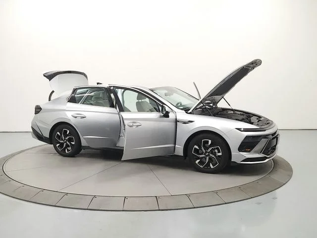 Used 2025 Silver Hyundai SEL image 17
