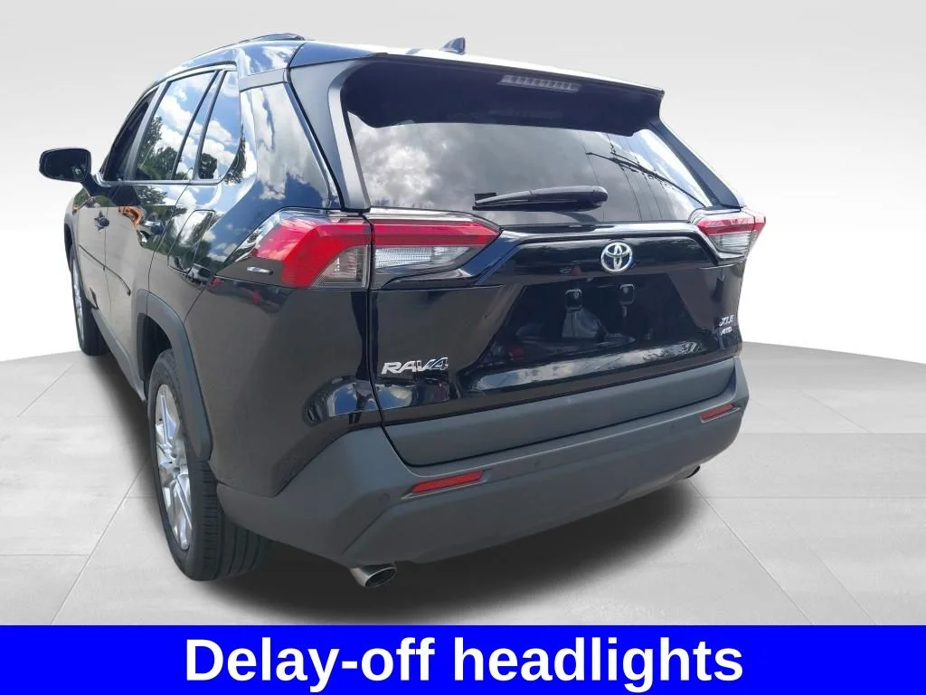 Used 2019 Midnight Black Metallic Toyota XLE Premium image 21