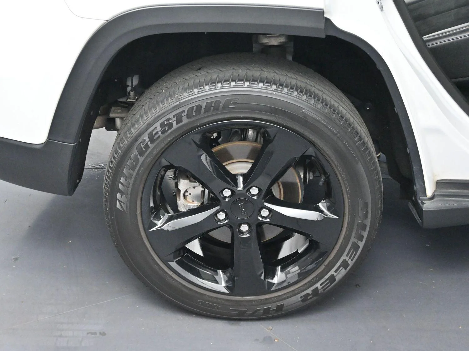 Used 2023 White Jeep Altitude image 32