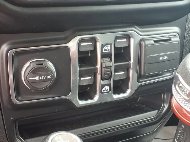 Used 2022  Jeep Unlimited Sport Altitude image 10