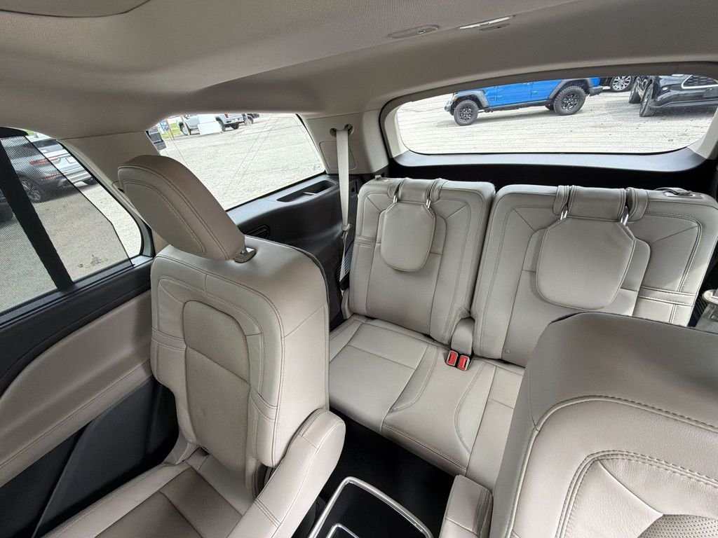 Used 2023 White Lincoln Reserve image 24