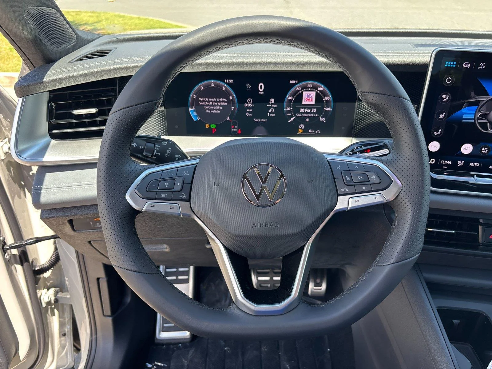 New 2026 sandstone with deep black roof Volkswagen SE R-Line Black image 18