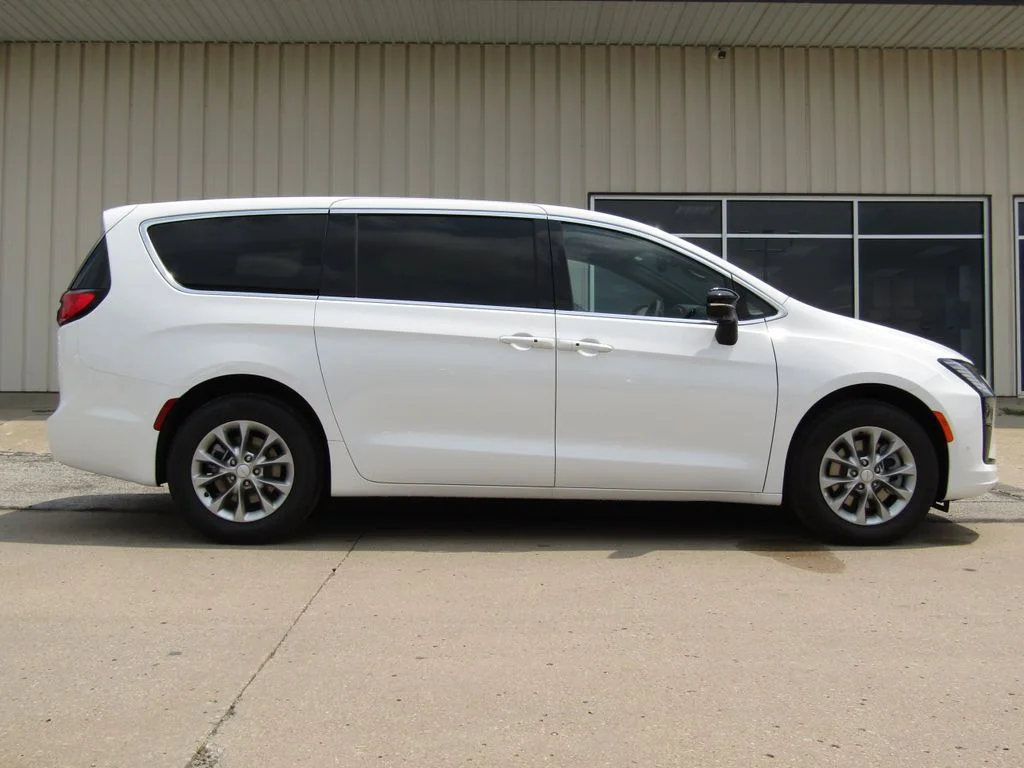New 2027 Bright White Clear-Coat Exterior Paint Chrysler Select image 2