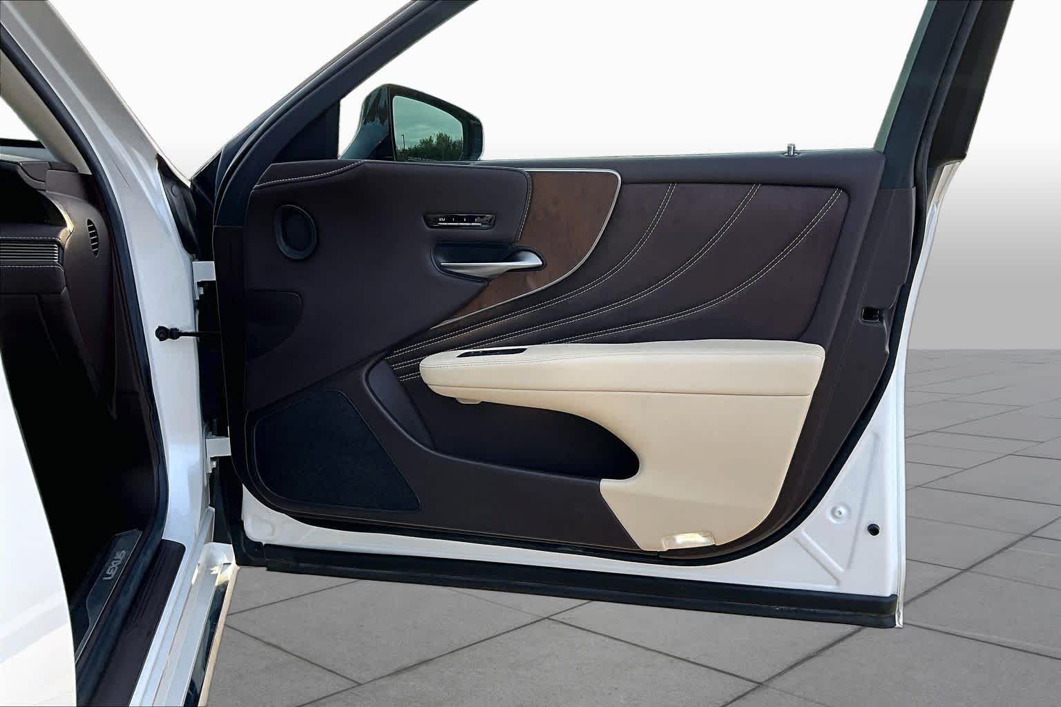 Used 2020 Eminent White Pearl Lexus  image 22