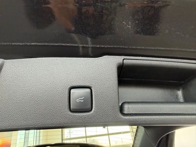 Used 2022 Black Metallic Ford SE image 12