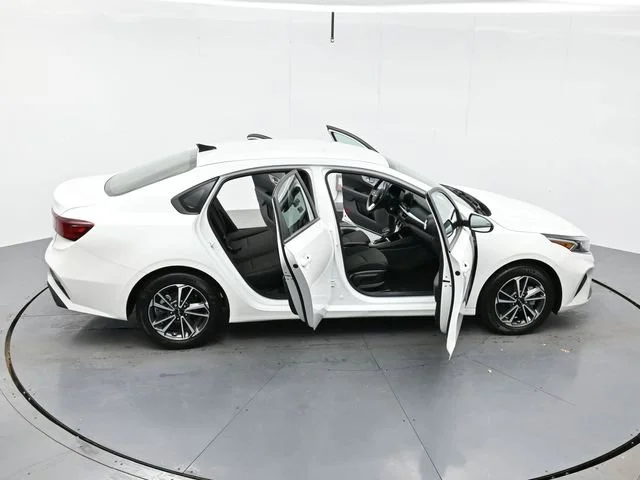 Used 2022 Snow White Pearl Kia LXS image 41