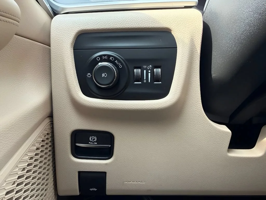 Used 2023 Red Jeep Limited image 21