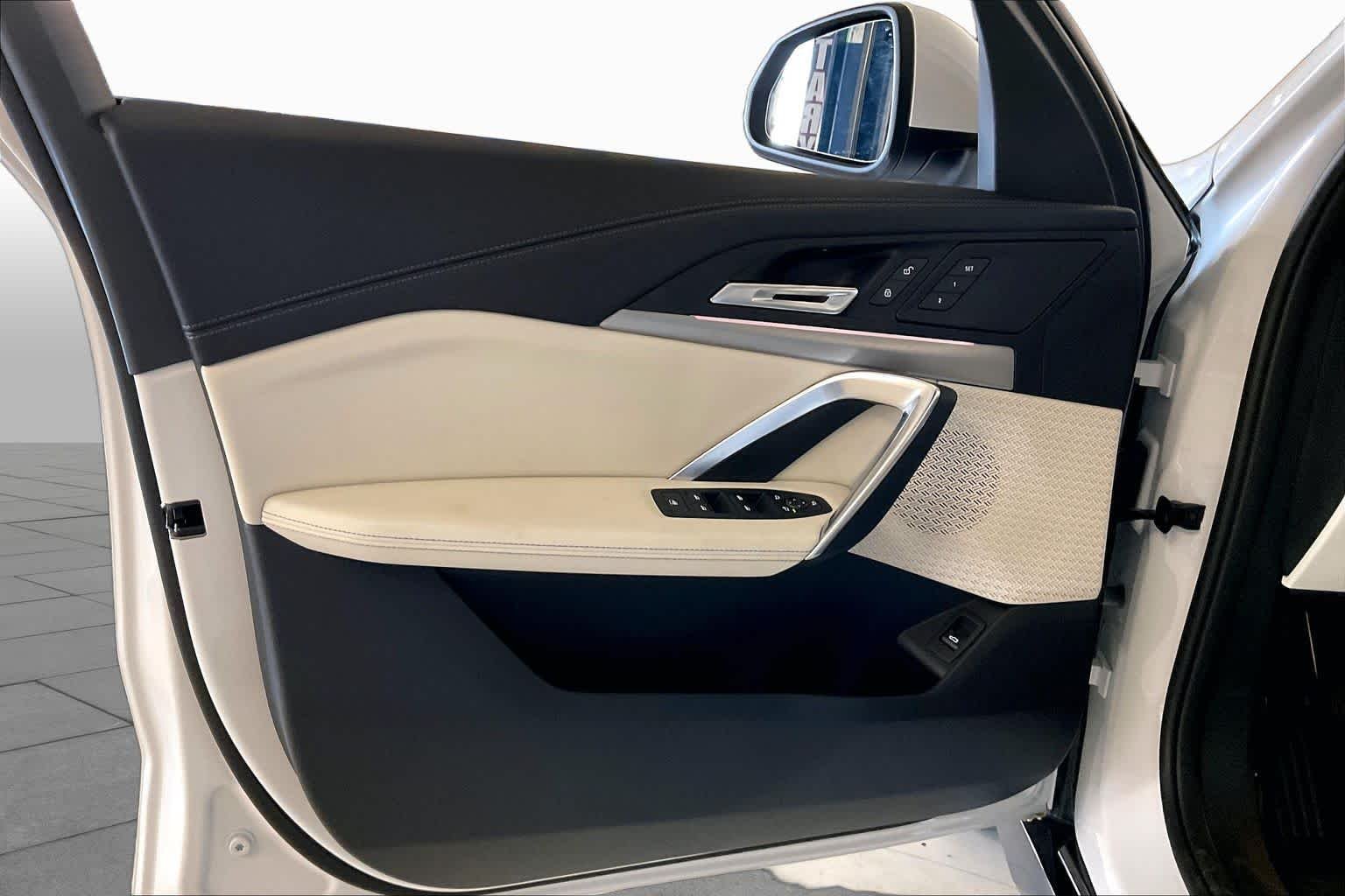 New 2026 Mineral White Metallic BMW xDrive28i image 10