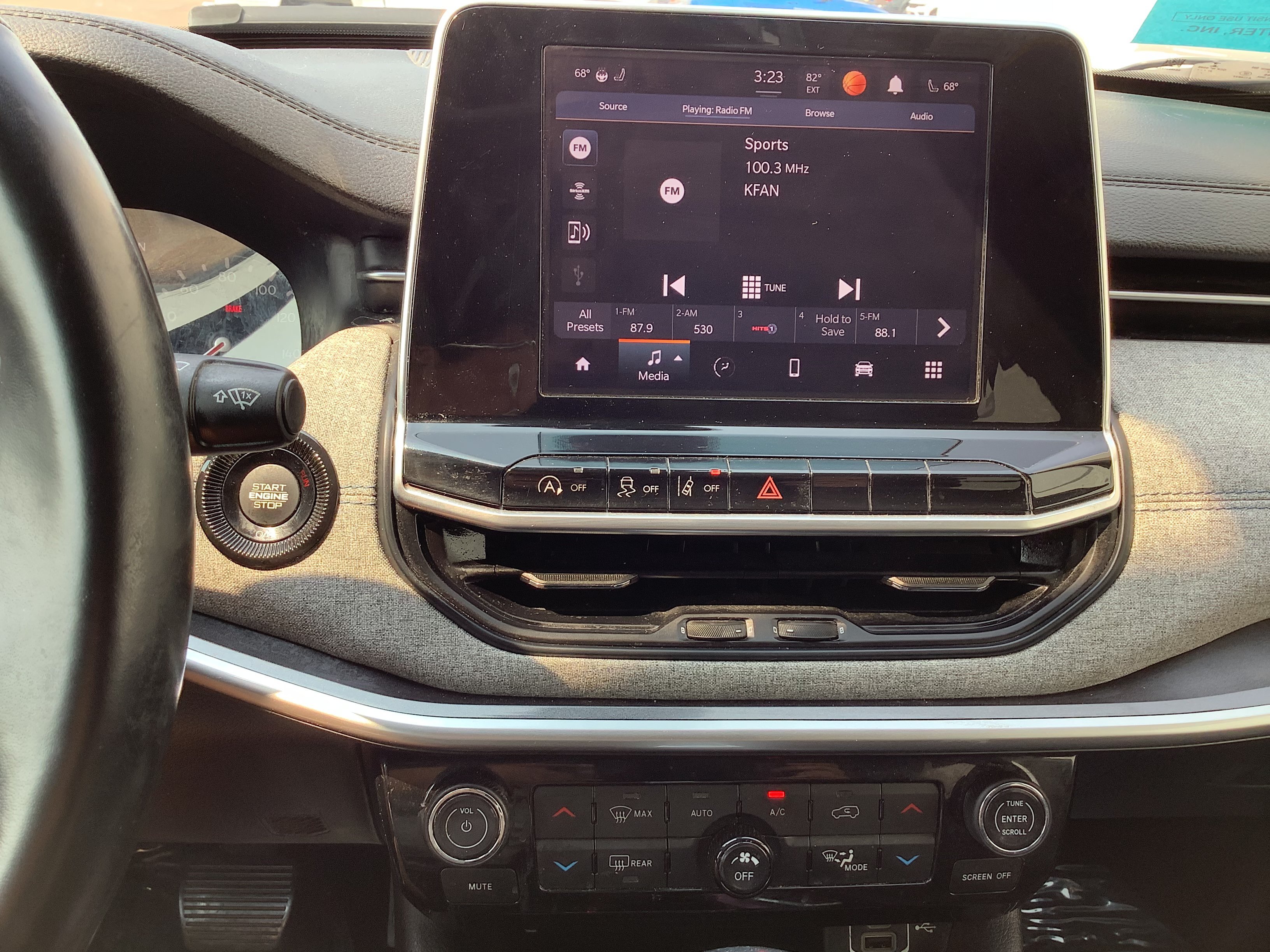Used 2022 White Jeep Latitude image 21