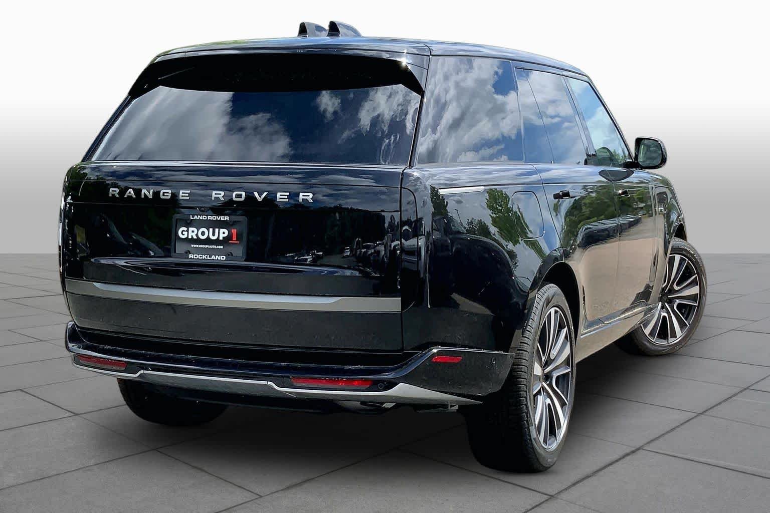 New 2026 Santorini Black Land Rover SE image 3