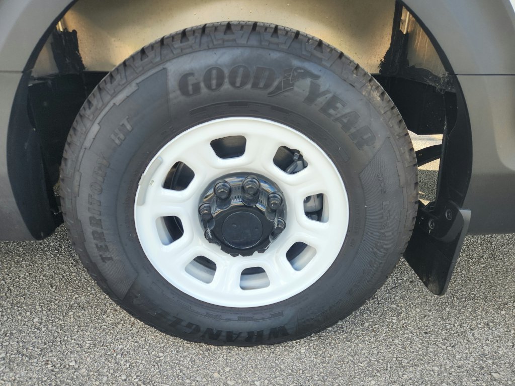 Used 2025 White Chevrolet 600 image 28