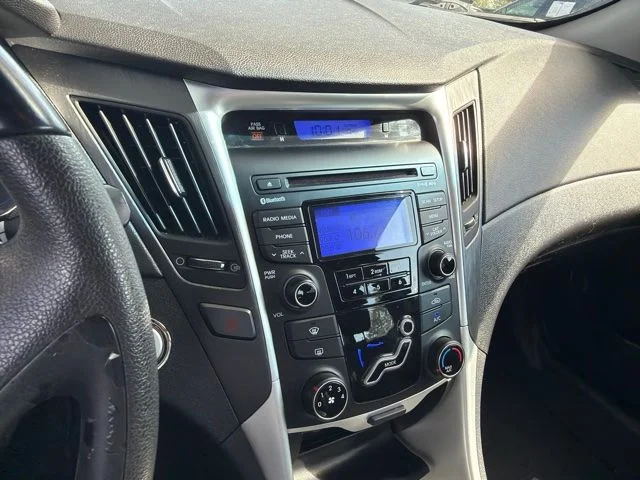 Used 2012 Black Hyundai SE image 7