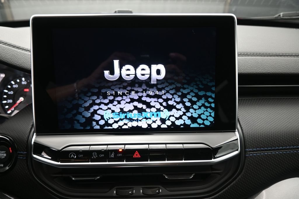 New 2026 Red Hot Pearlcoat Jeep Latitude image 4