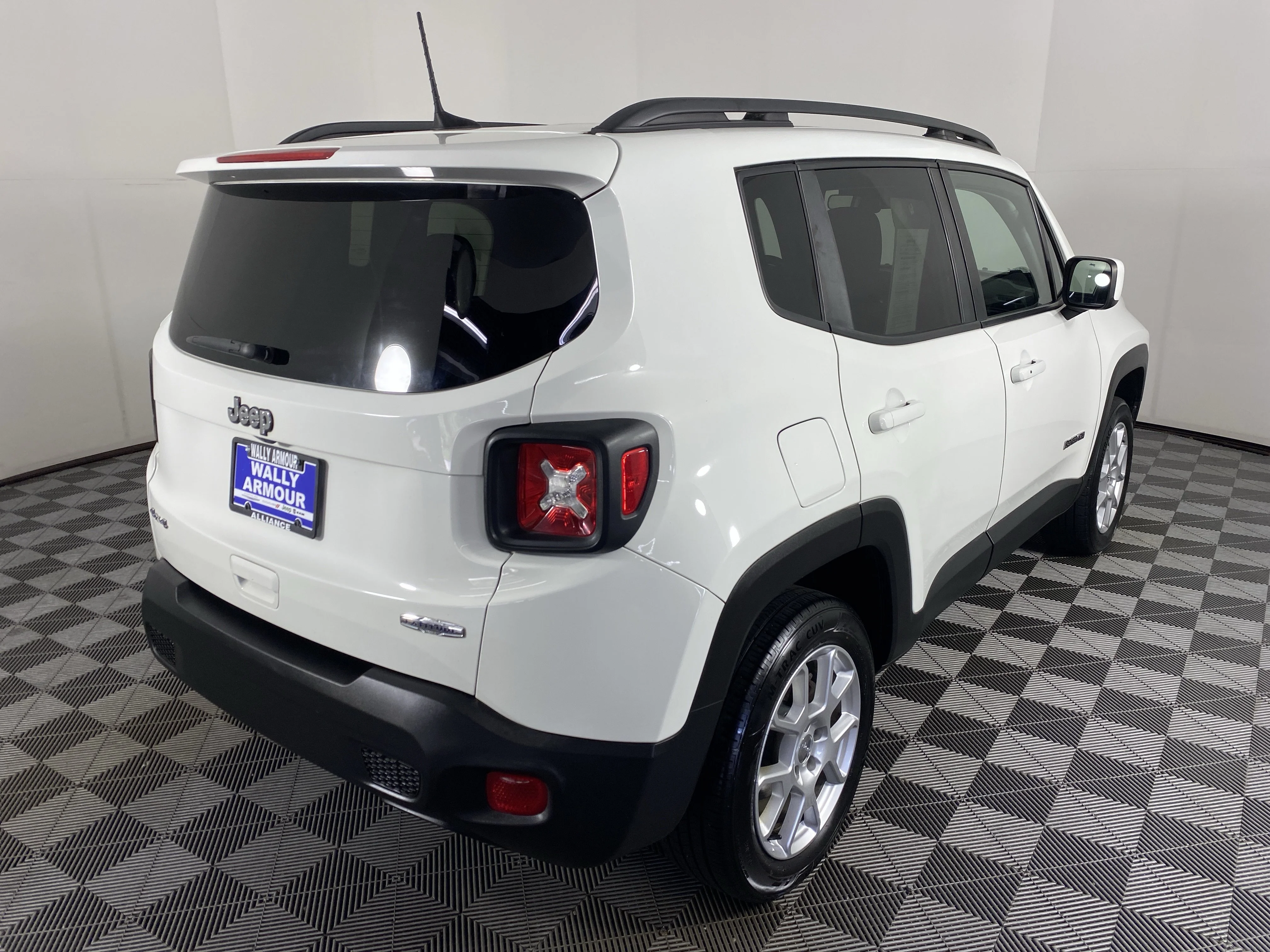 Used 2020 Alpine White Clearcoat Jeep Latitude image 7