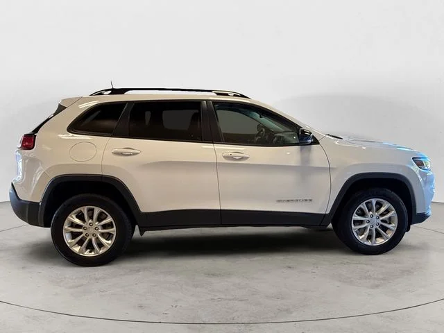 Used 2022 White Jeep Latitude Lux image 7