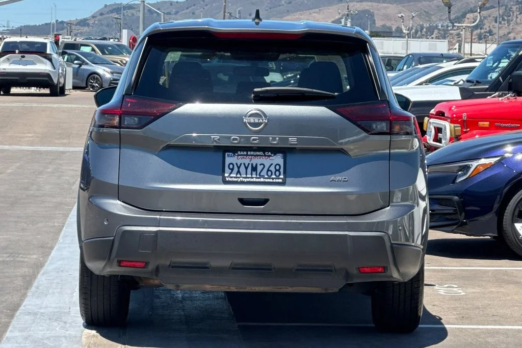 Used 2024 Gray Nissan S image 5