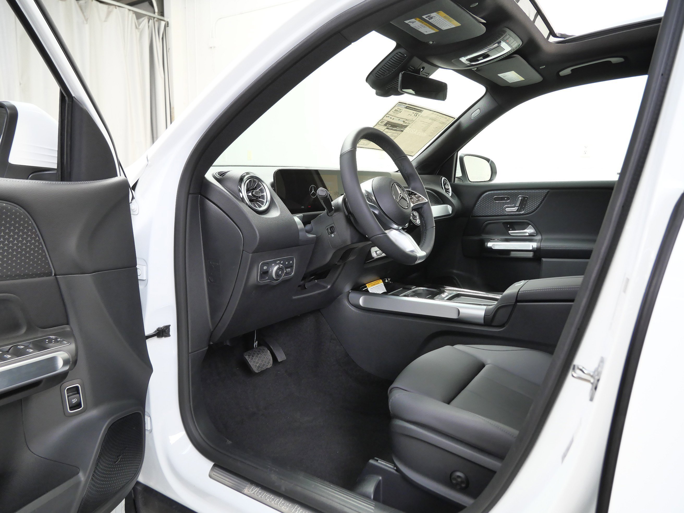 New 2026 Polar White Mercedes-Benz GLB 250 image 7
