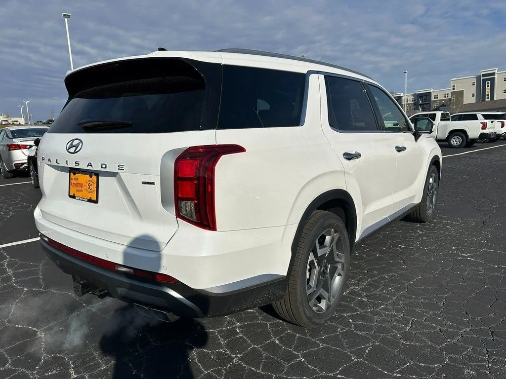Used 2025 White Hyundai SEL Premium image 3