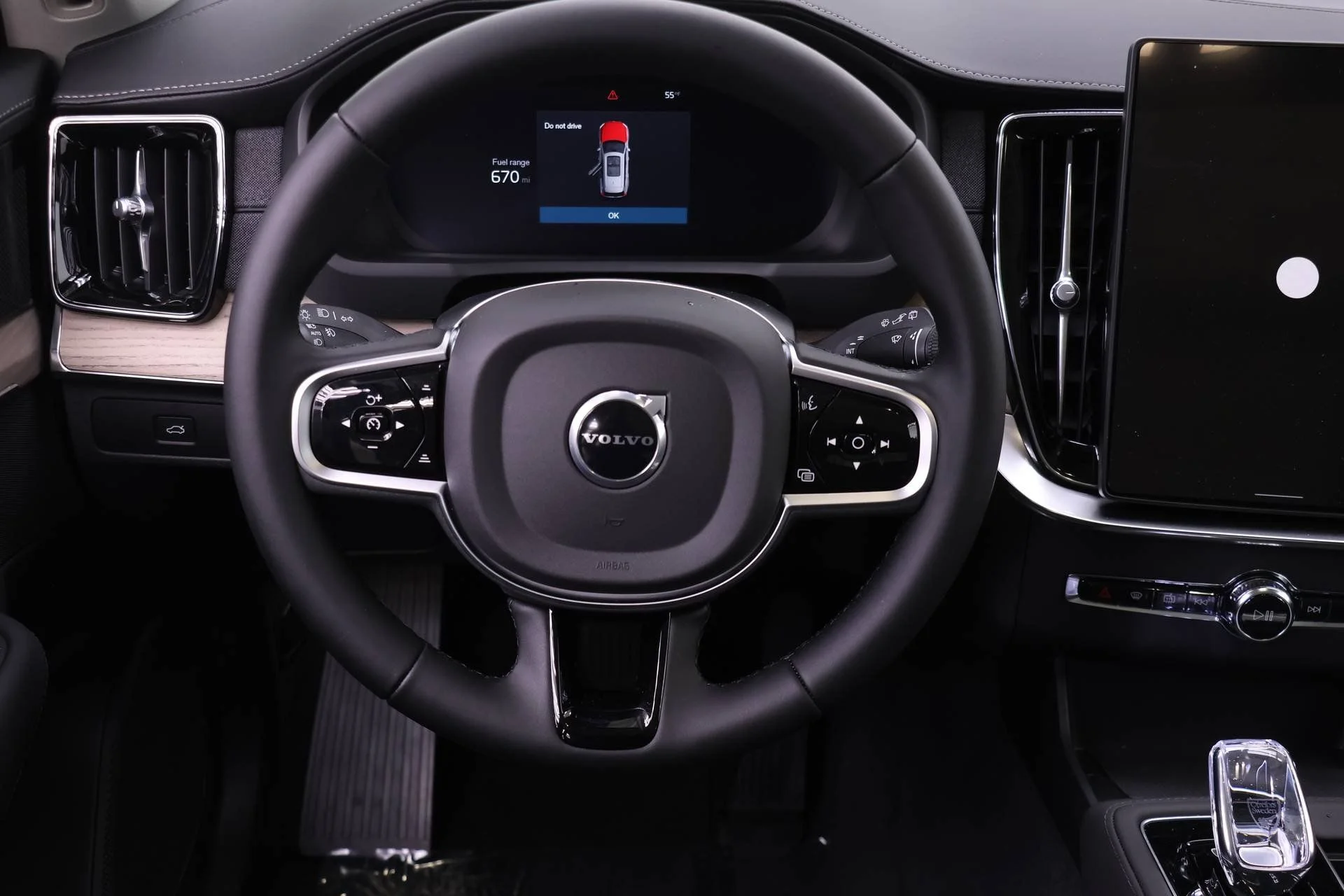 New 2026 Onyx Black Volvo Plus image 15