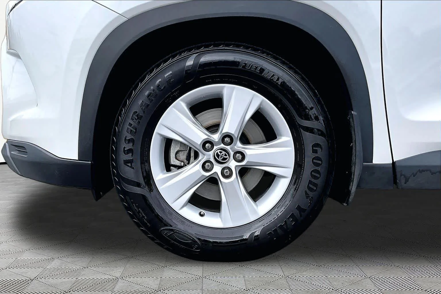 Used 2025 Wind Chill Pearl Toyota LE image 11