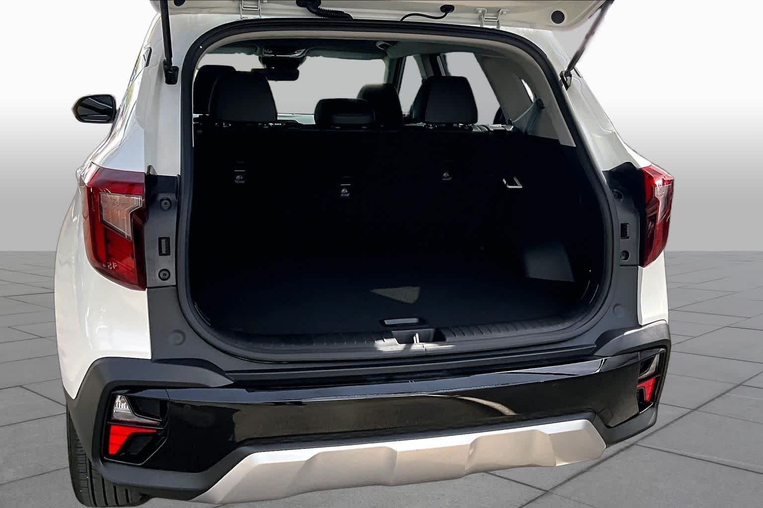 Used 2026 Snow White Pearl Kia EX image 37