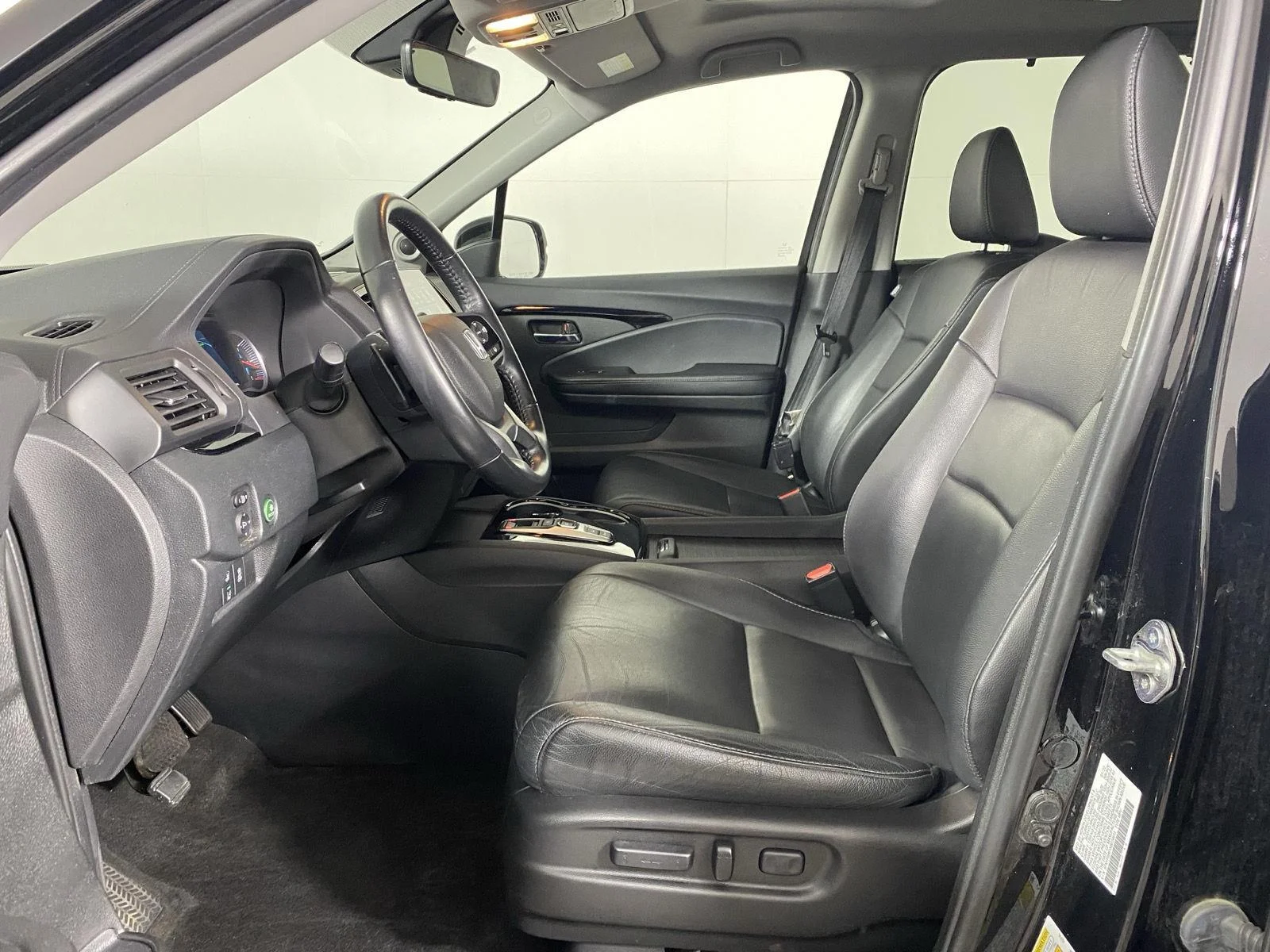 Used 2022 Crystal Black Pearl Honda Touring w/Rear Captain's Chairs image 13