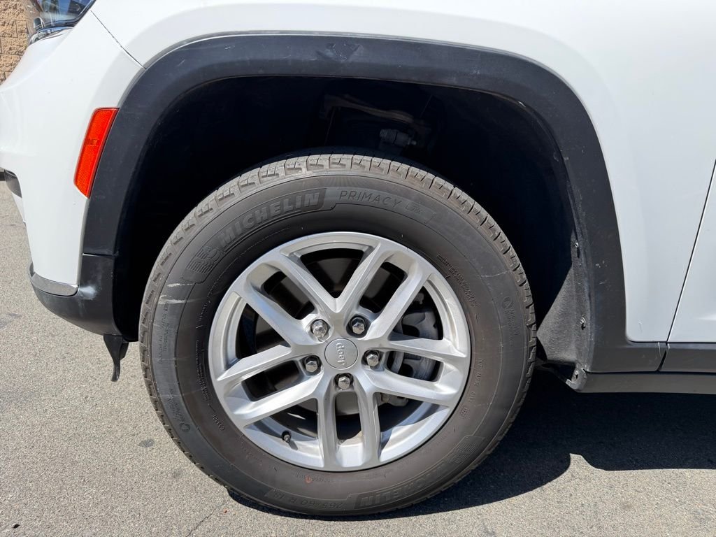 Used 2023 White/off-white Jeep Laredo image 6