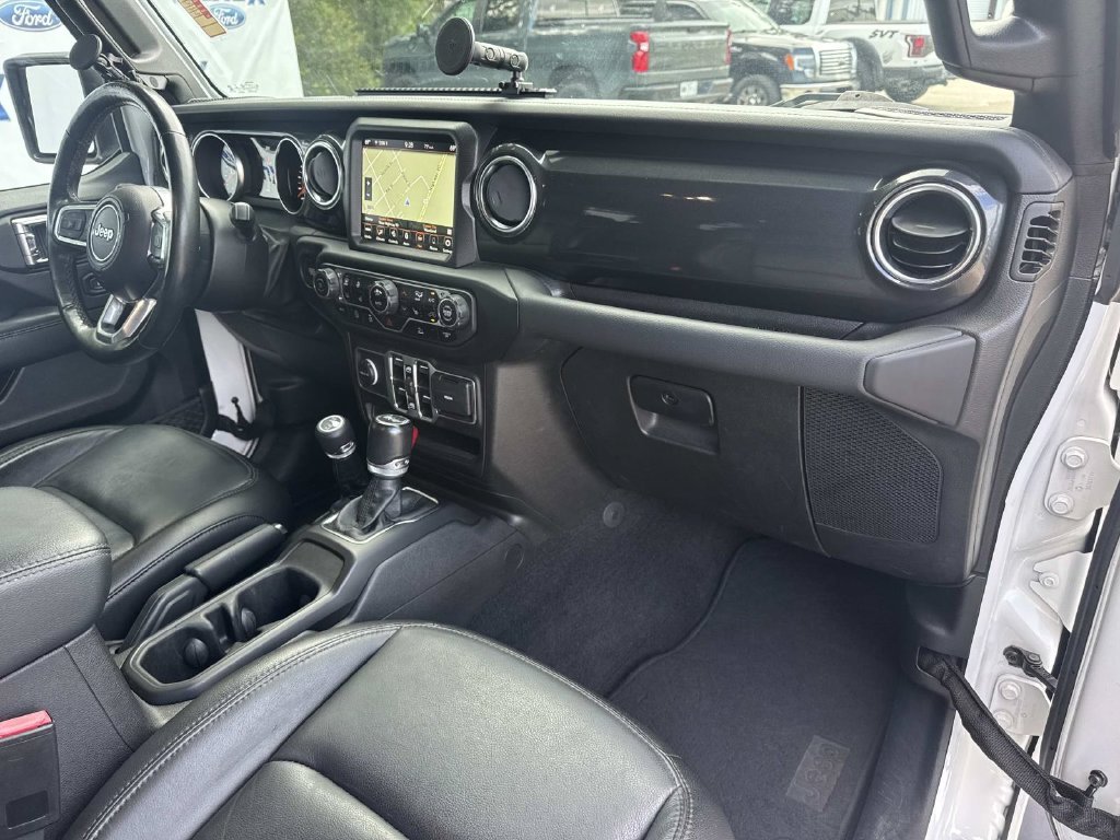 Used 2023 White Jeep Altitude image 24