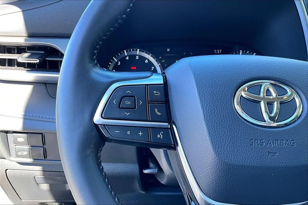 Used 2021 Silver Toyota XLE image 13