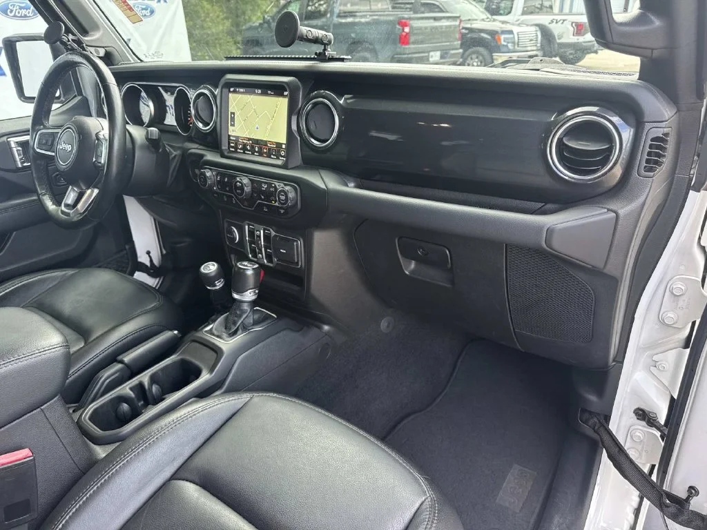 Used 2023 White Jeep Altitude image 24