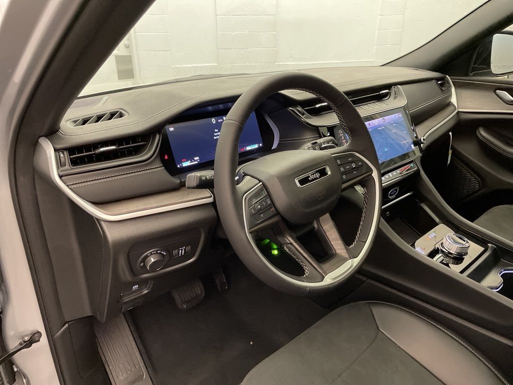 New 2026 Silver Zynith Exterior Paint Jeep Altitude image 15