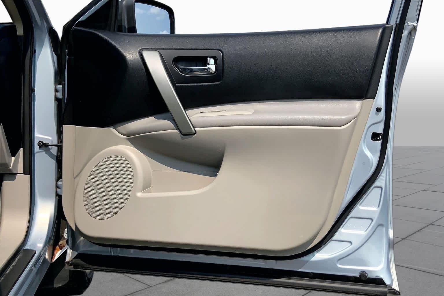 Used 2014 Frosted Steel Nissan S image 22
