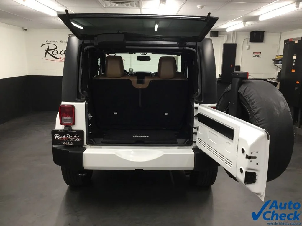 Used 2016 White Jeep Sahara image 17