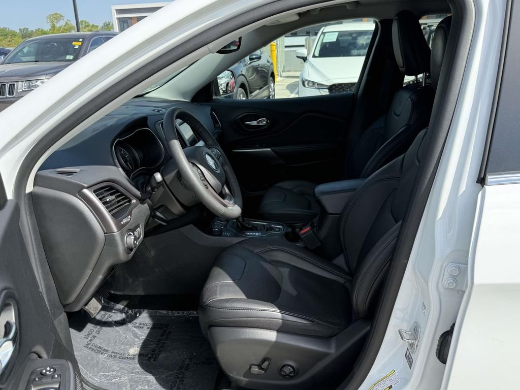 Used 2021 White Jeep Latitude Lux image 13