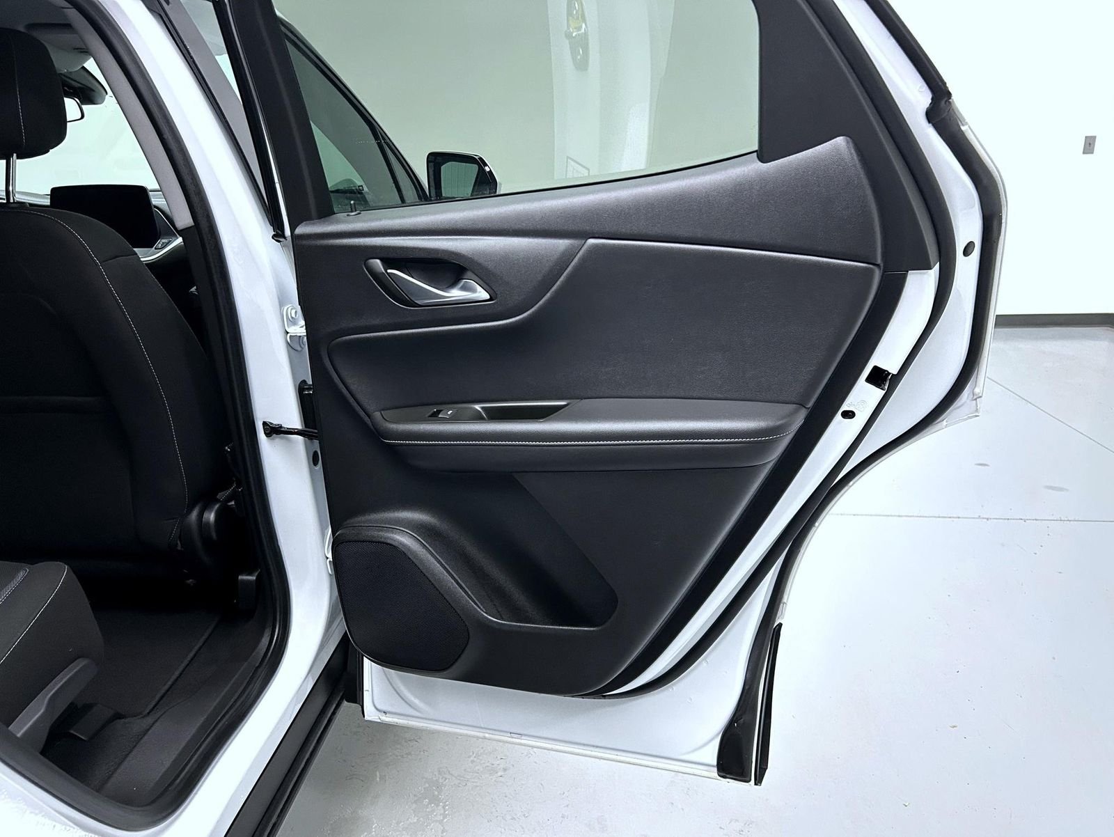 Used 2025 White Chevrolet LT image 17