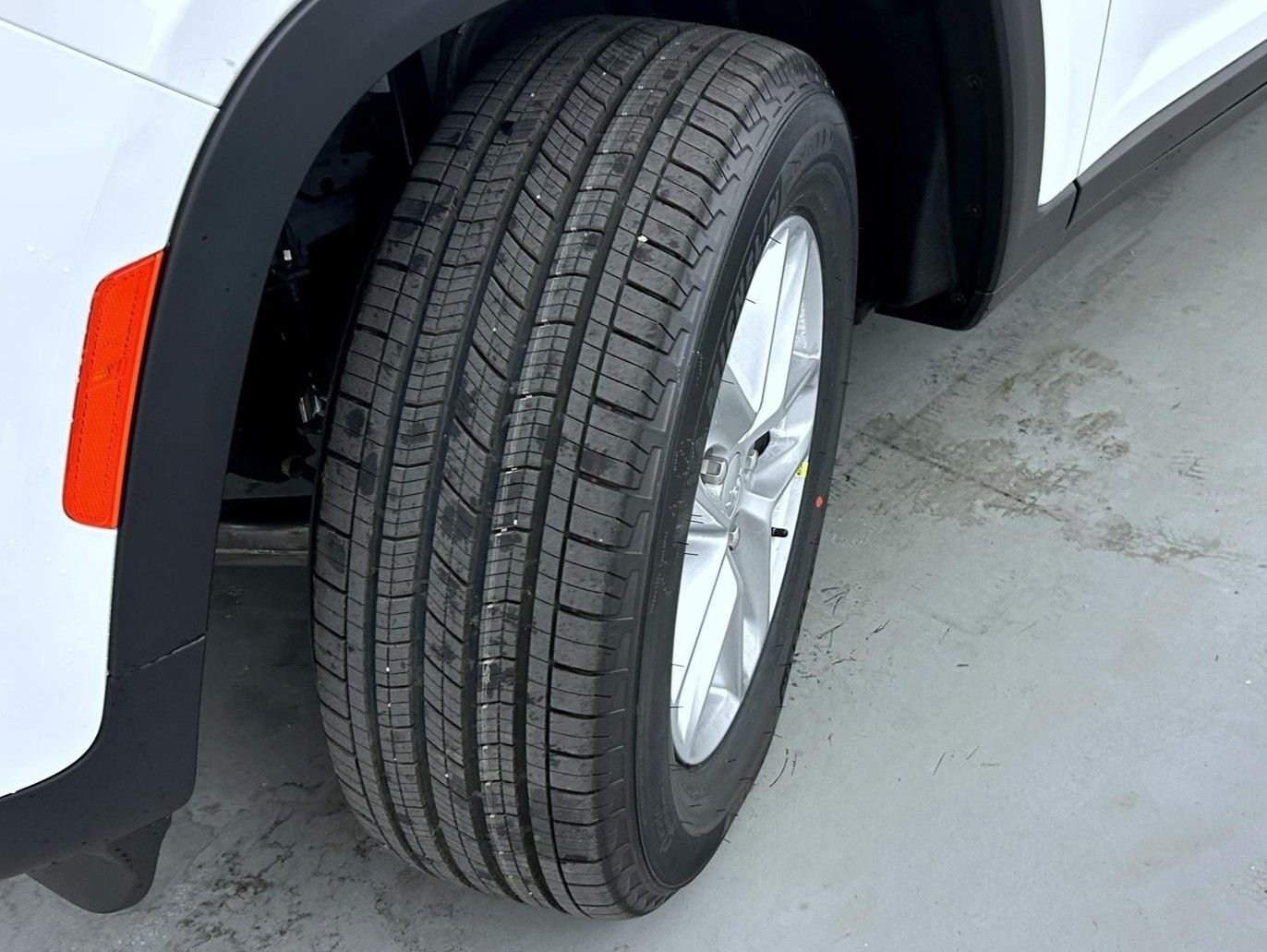 New 2026 Bright White Clear-Coat Exterior Paint Jeep Laredo X image 24