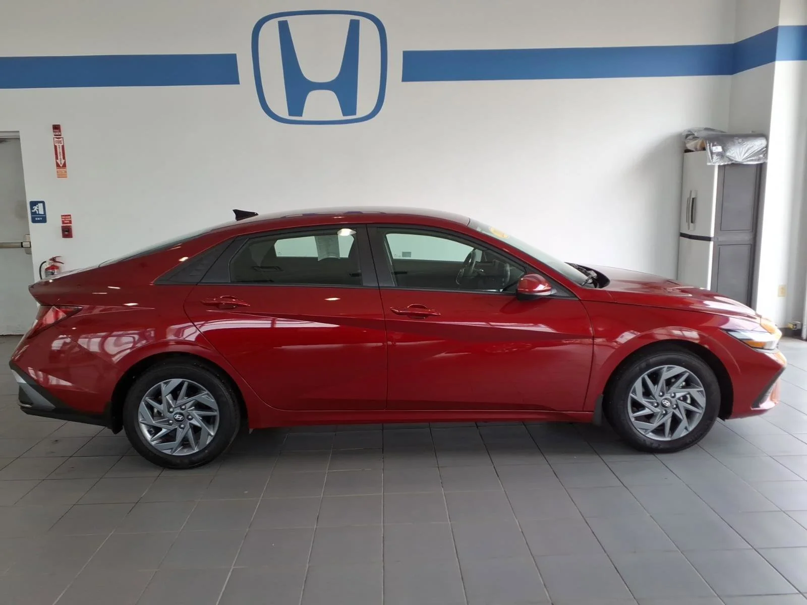 Used 2025 Ultimate Red Hyundai Blue image 4